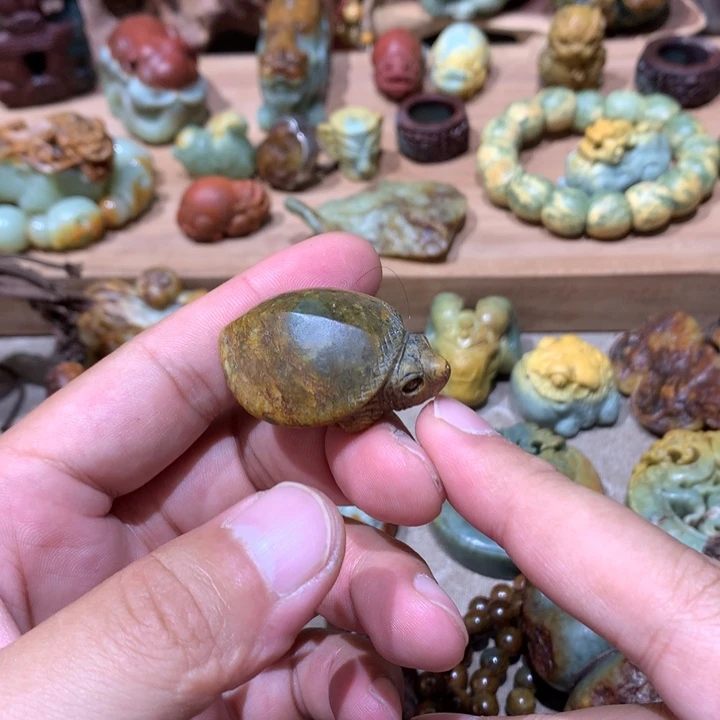 未镶嵌岫岩河磨玉（透闪石质玉）挂件