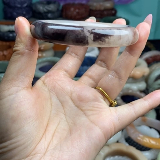 未镶嵌雕花手镯石英质玉