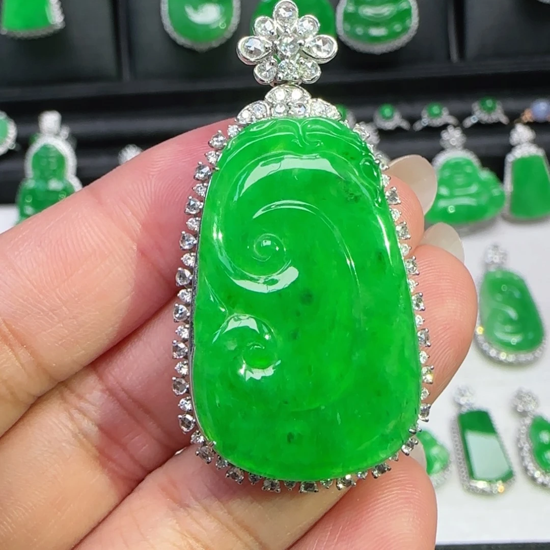 翡翠18K金镶嵌颈饰吊坠