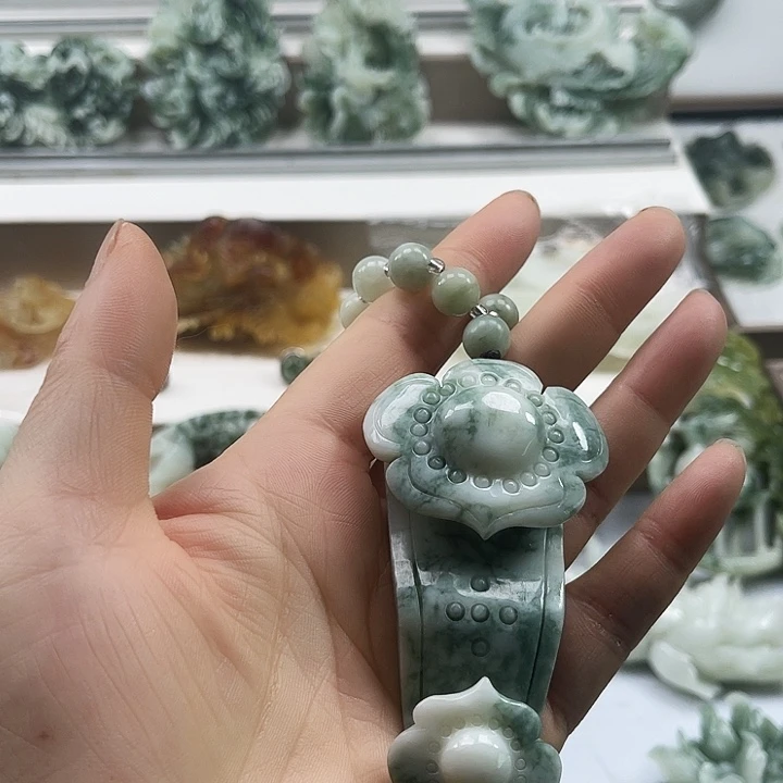 蛇纹石玉未镶嵌颈饰