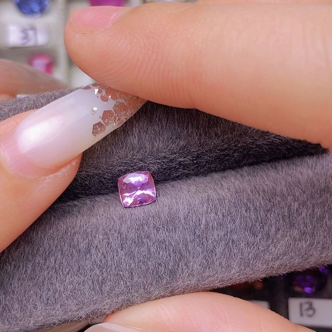 裸石蓝宝石无烧粉蓝宝玻璃体闪亮火彩好0.89ct/2743号