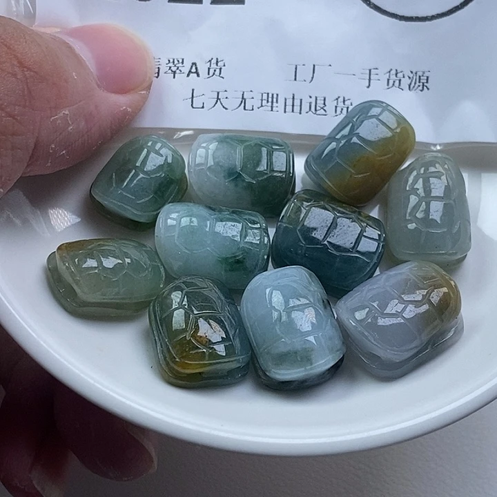 陌***陌翡翠未镶嵌颈饰zz