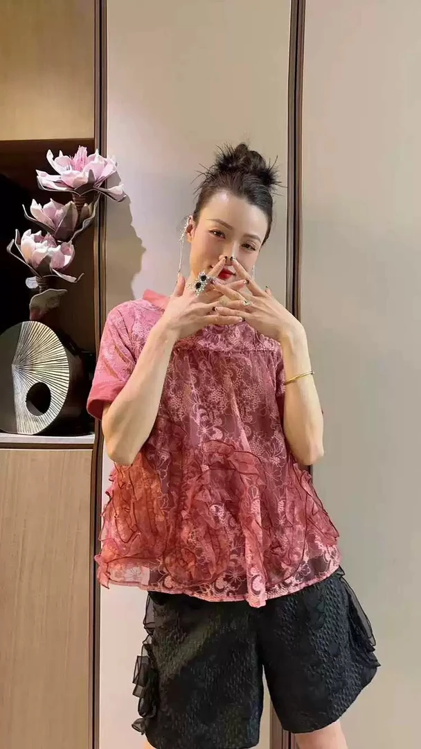 2025春夏蕾丝刺绣小上衣