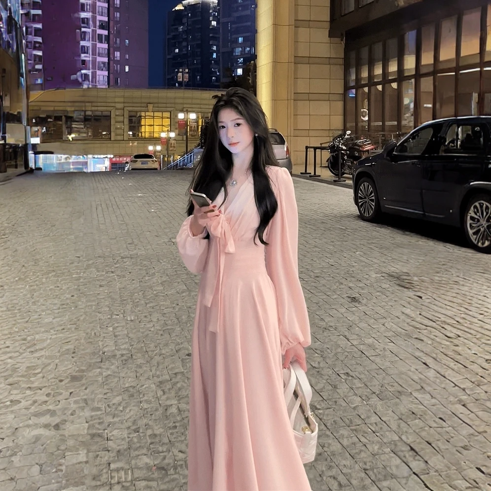 大码法式粉色温柔V领蝴蝶结系带长袖连衣裙2025新款秋季女装长裙
