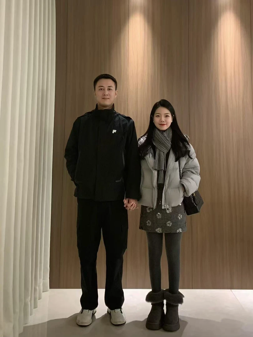 2026秋冬新款韩系短款休闲百搭连帽外套亮片高腰半身裙两件套