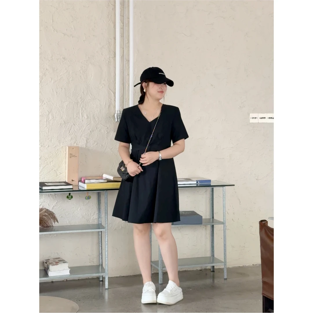 晶咕佳佳【氧气格调】后背小镂空黑色气质连衣裙显瘦时尚法式设计感