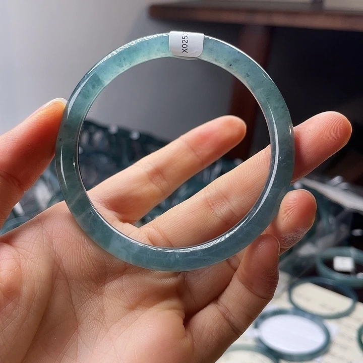 翡翠手镯未镶嵌翡翠手镯