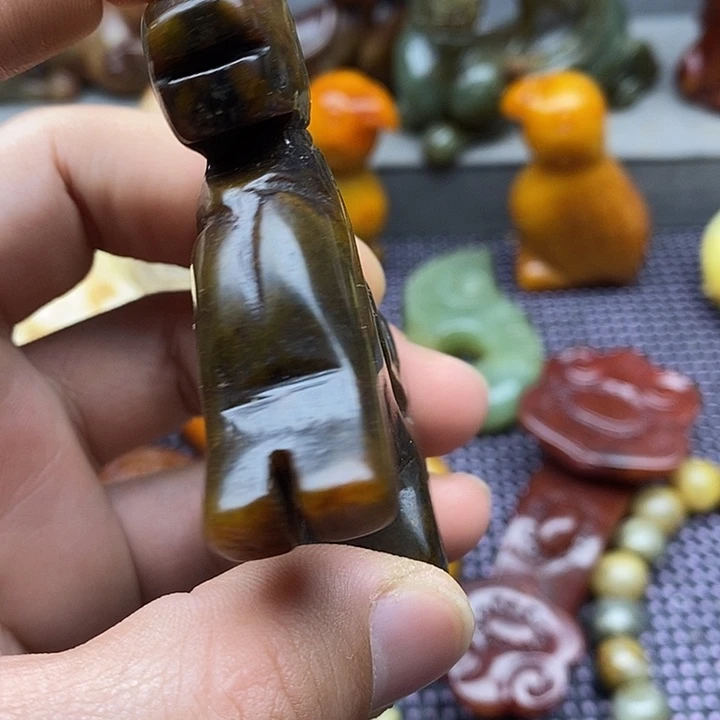未镶嵌蛇纹石玉颈饰