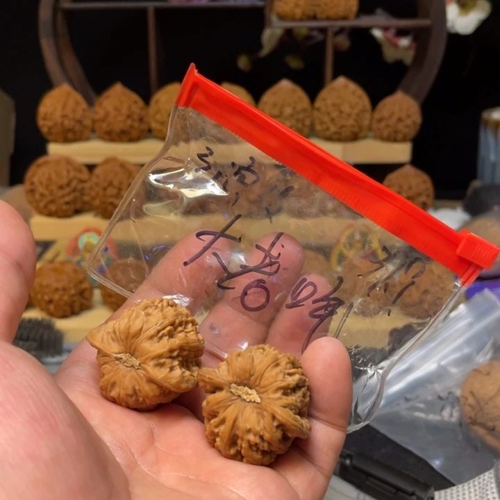 大***儿把件文玩核桃红宝石