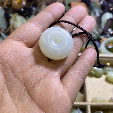岫玉未镶嵌颈饰一个