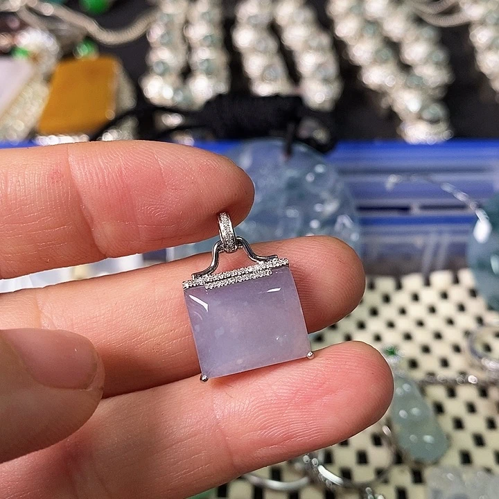 翡翠颈饰18K金镶嵌吊坠