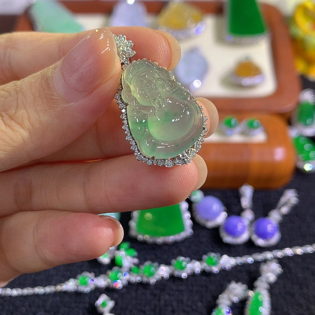 翡翠18K金镶嵌颈饰财神