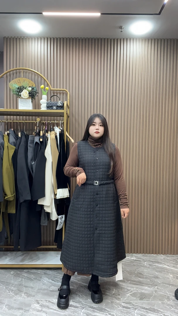 （莉莉家）冬季新款极简风设计款加棉单排多扣格子马甲连衣裙