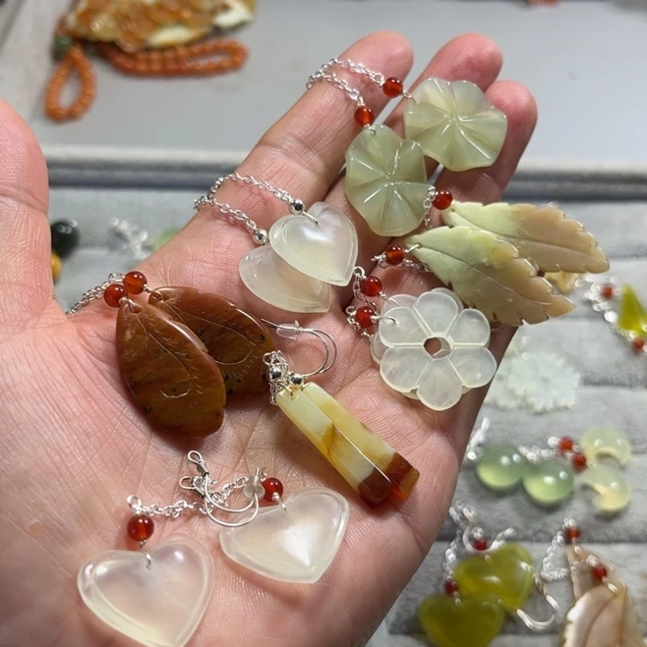 蛇纹石玉合金耳饰