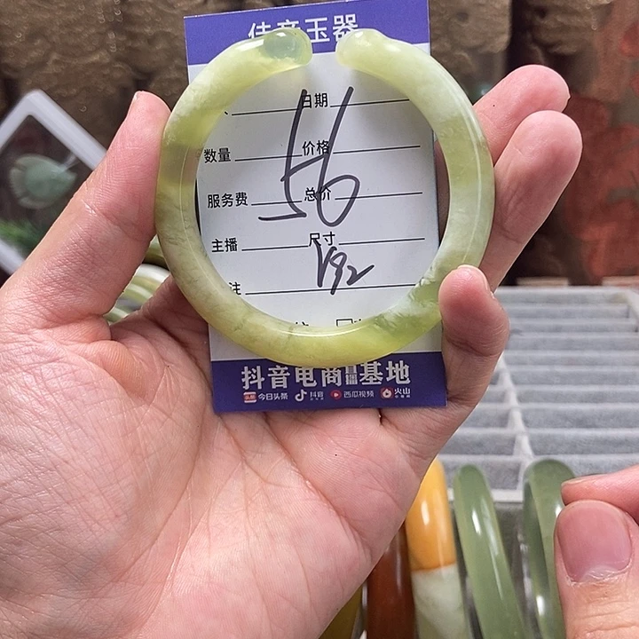 蛇纹石玉手镯未镶嵌