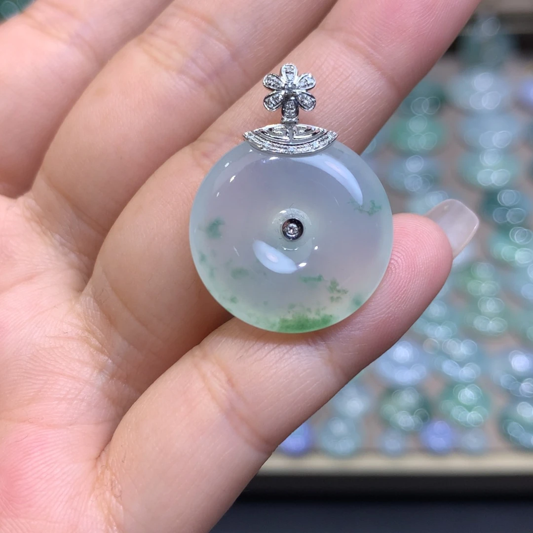 翡翠18K金镶嵌颈饰平安扣