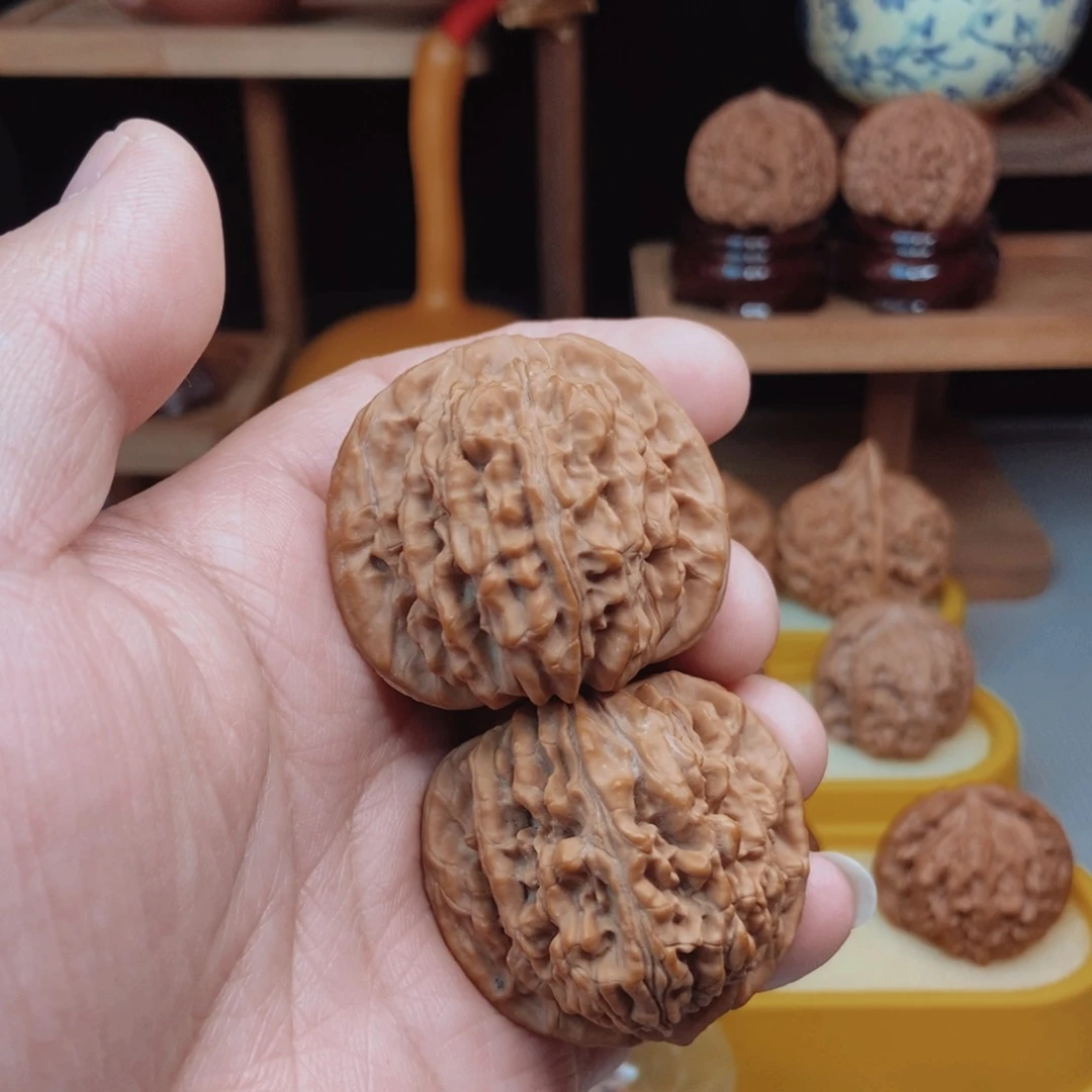 42尺四座楼核桃手把件！