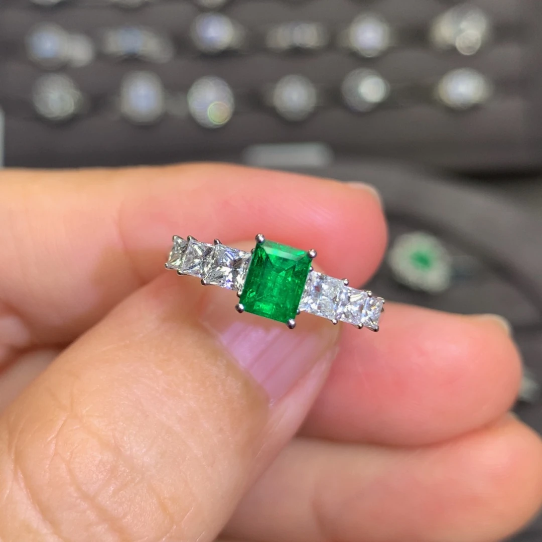 祖母绿戒指18K金镶嵌0.73沃顿潘潘