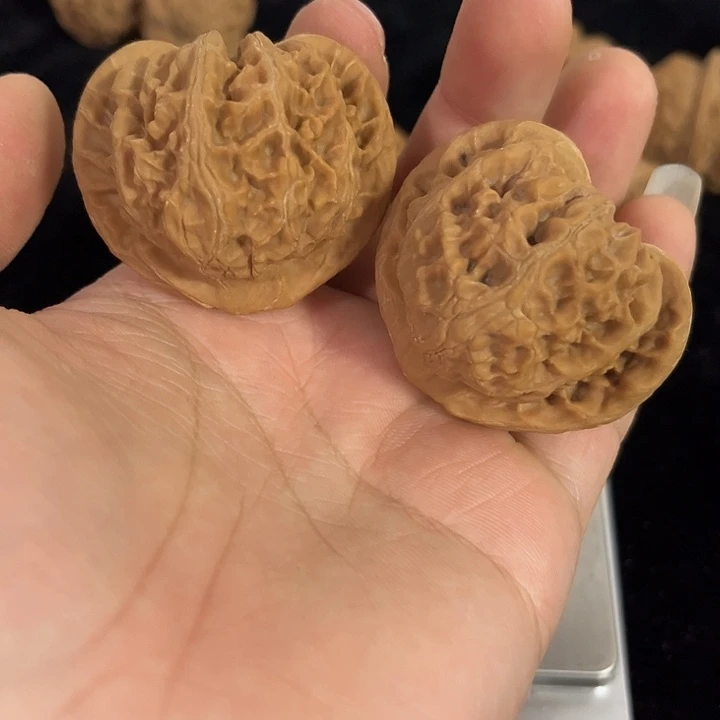 把件文玩核桃45左右宫灯，微微瑕，编号028