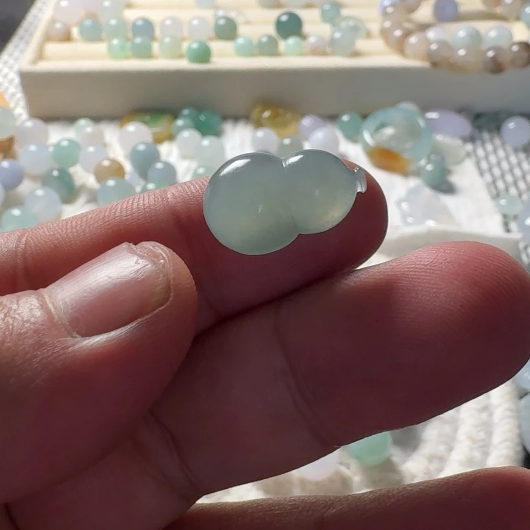 翡翠未镶嵌颈饰葫芦