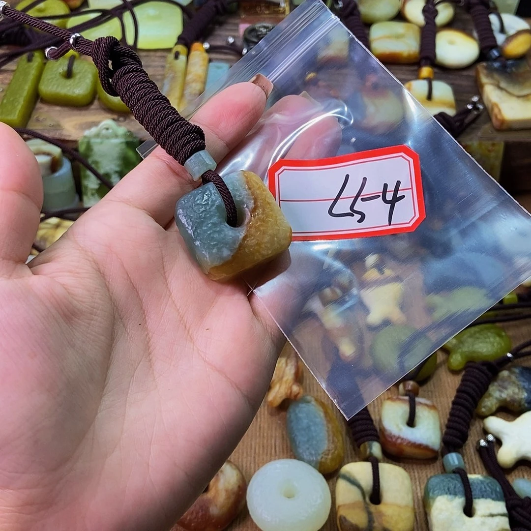 未镶嵌蛇纹石玉挂件风**L