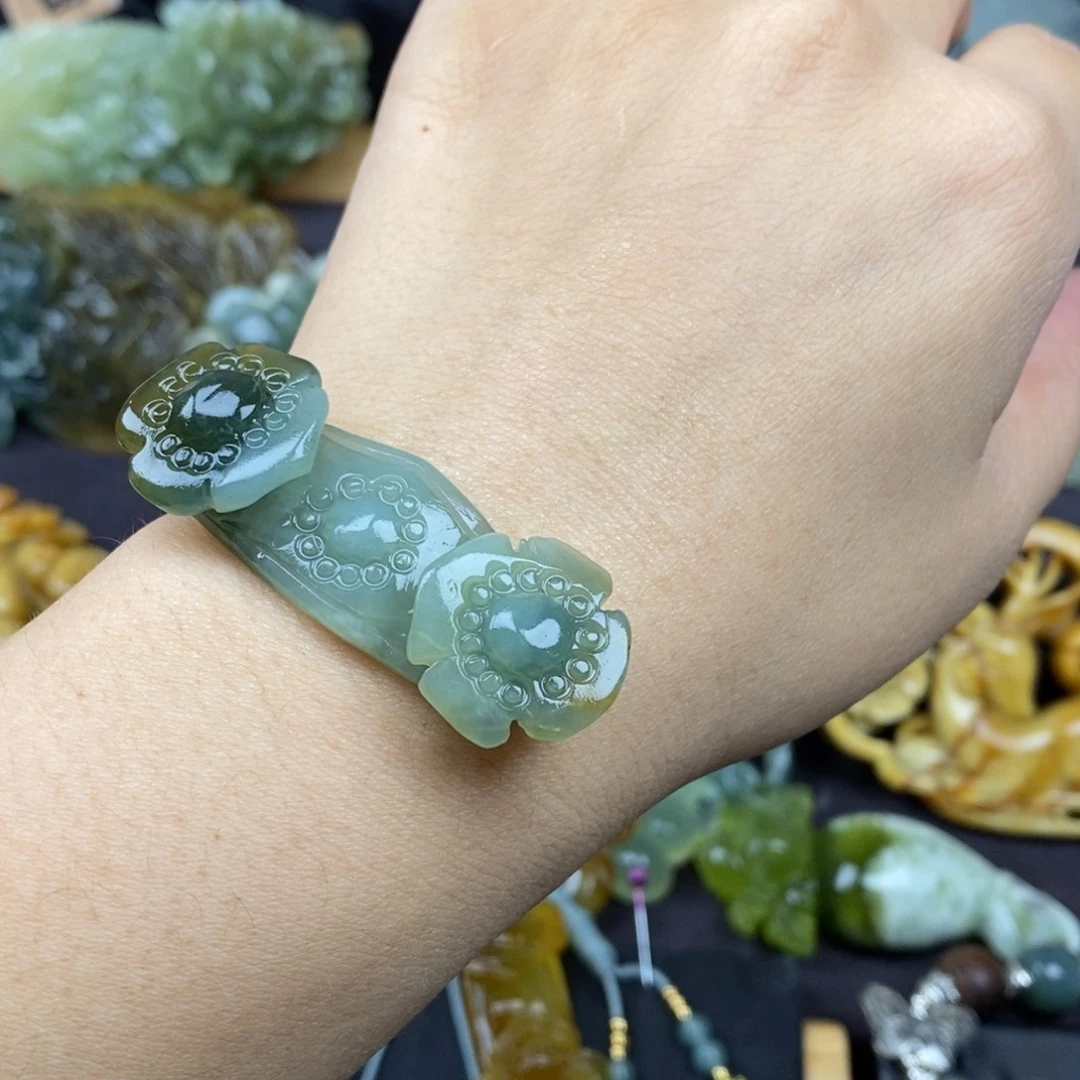 星***闪蛇纹石玉未镶嵌颈饰