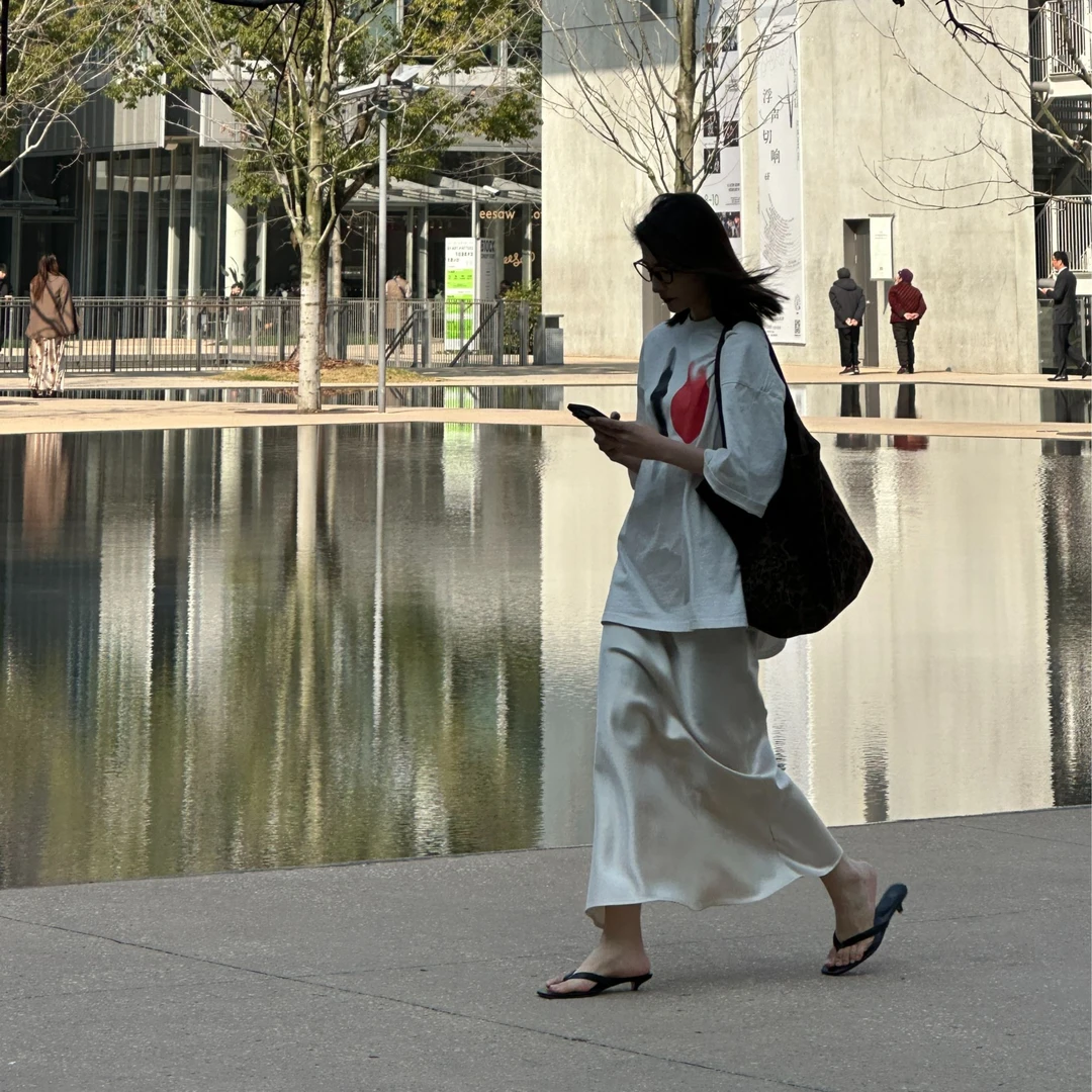 25春新款高腰斜跨缎面醋酸垂感半身裙