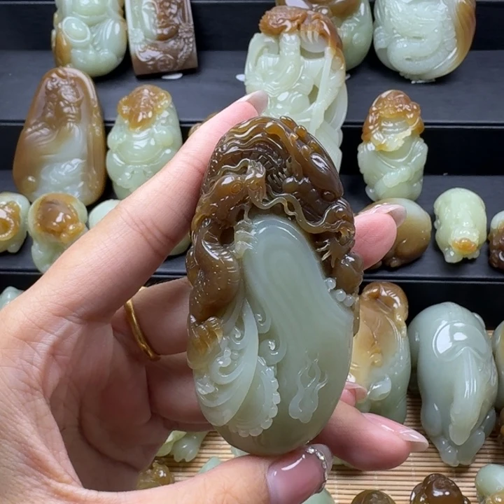 郭***龙和田玉未镶嵌挂件