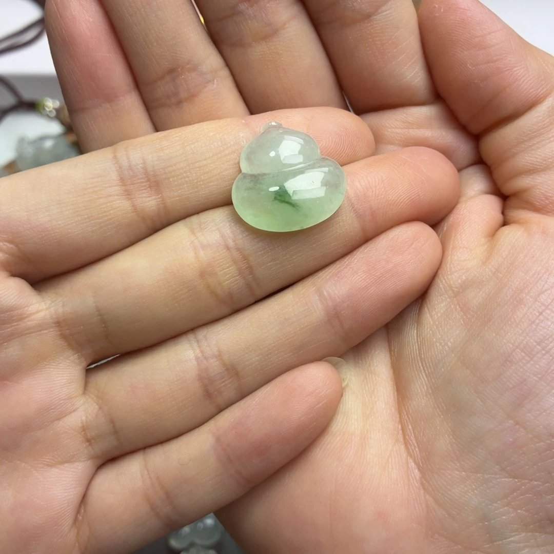 光***翡翠未镶嵌颈饰飘花葫芦