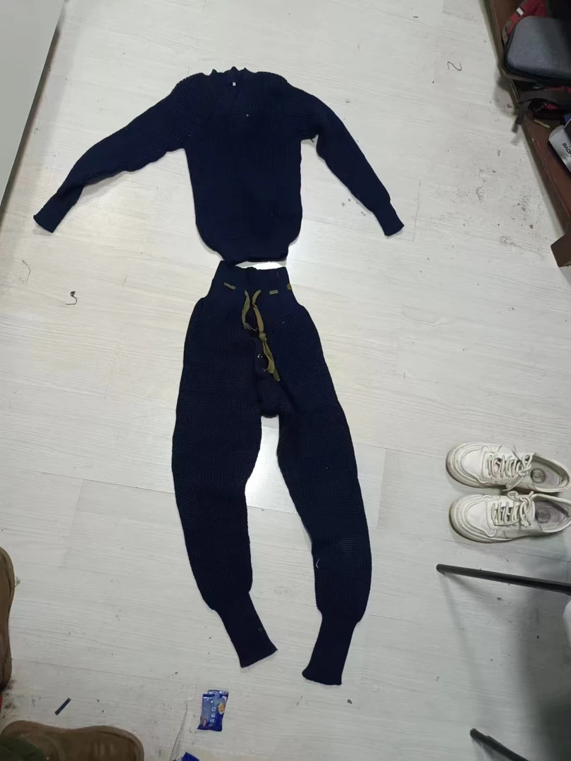 深蓝色老式毛衣毛裤