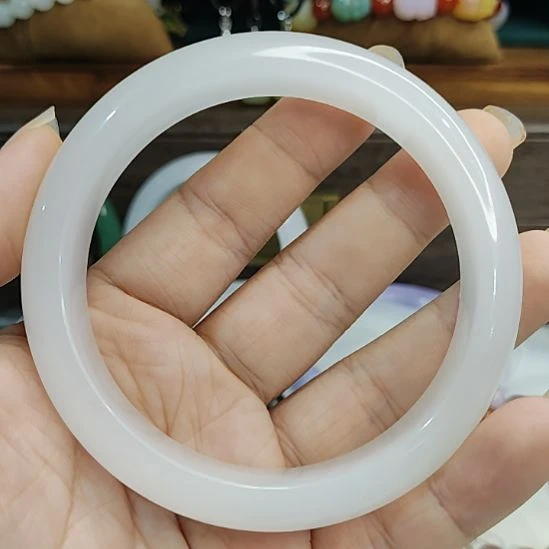 未镶嵌手镯石英质玉手镯