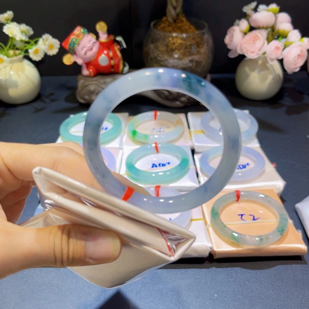 翡翠手镯未镶嵌52圈