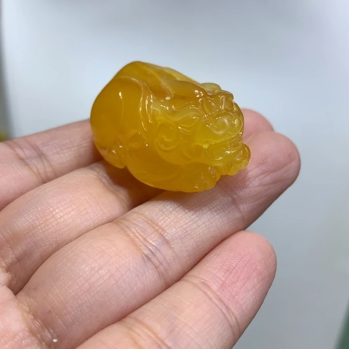 蜜蜡未镶嵌颈饰貔貅