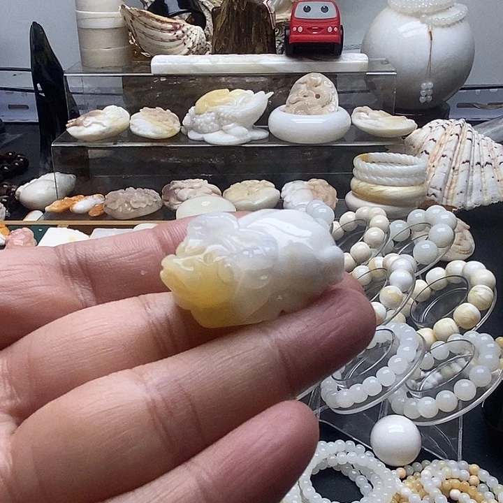 非金属贝壳玉化翘黄牛生肖