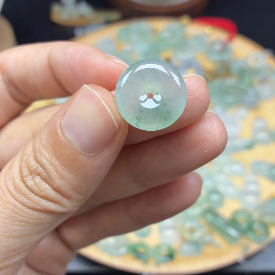 翡翠未镶嵌颈饰平安扣