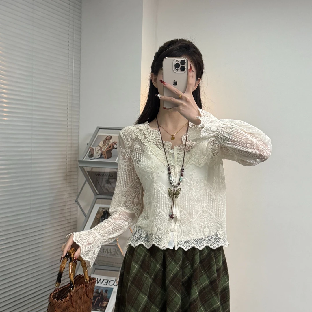 蕾丝花瓣袖纯色蕾丝衫短款打底气质长袖时尚春季小衫显瘦镂空