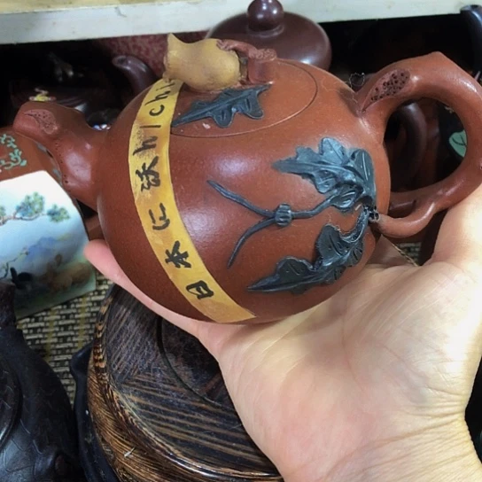 茶壶紫砂原矿泥料手工制作的一把紫砂壶。