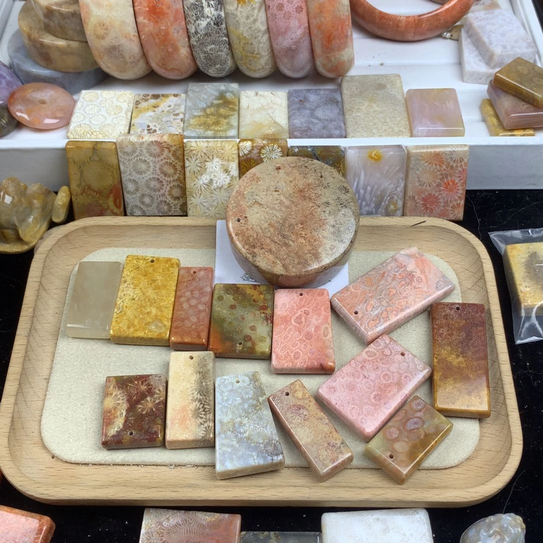 舞***语硅化珊瑚（珊瑚玉）未镶嵌颈饰