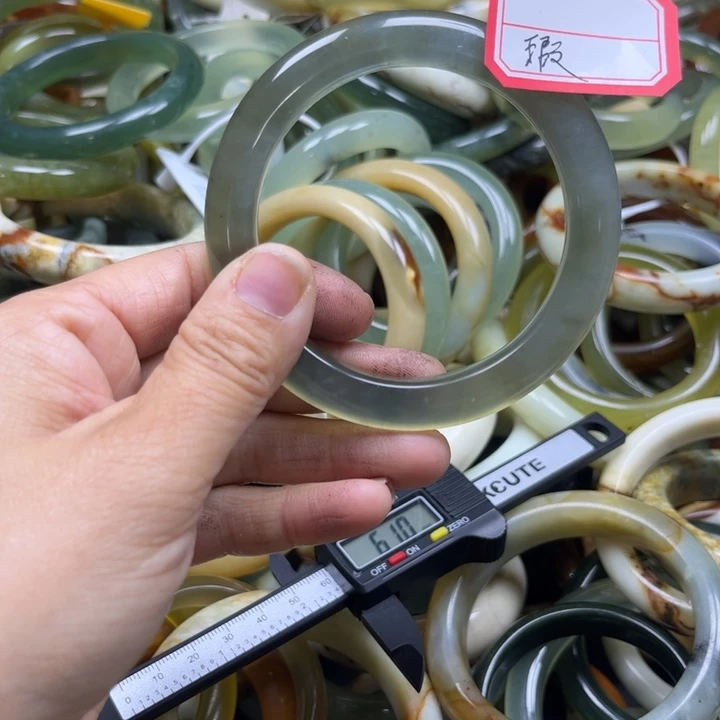 不***生蛇纹石玉未镶嵌手镯