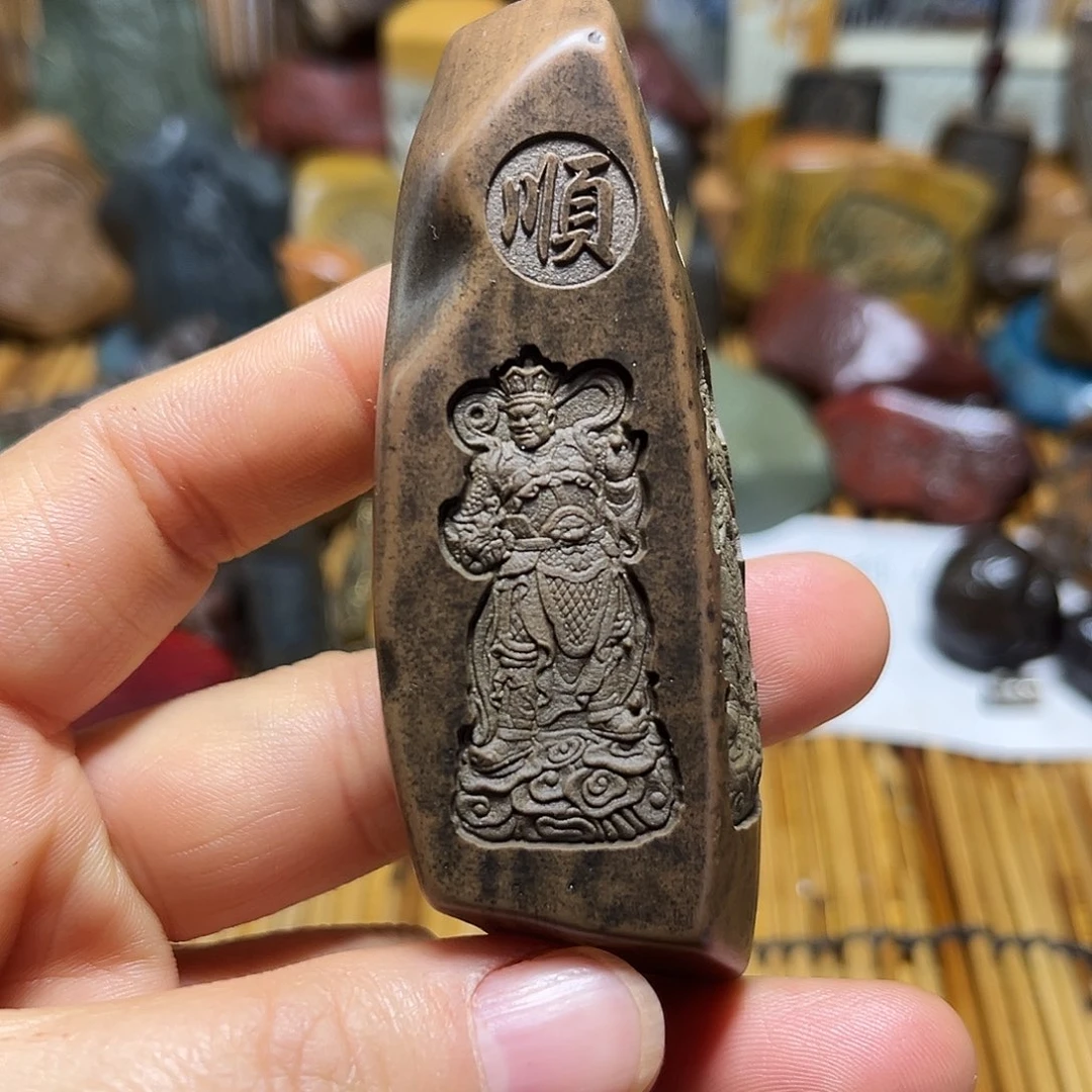 新疆原石雕刻手把件