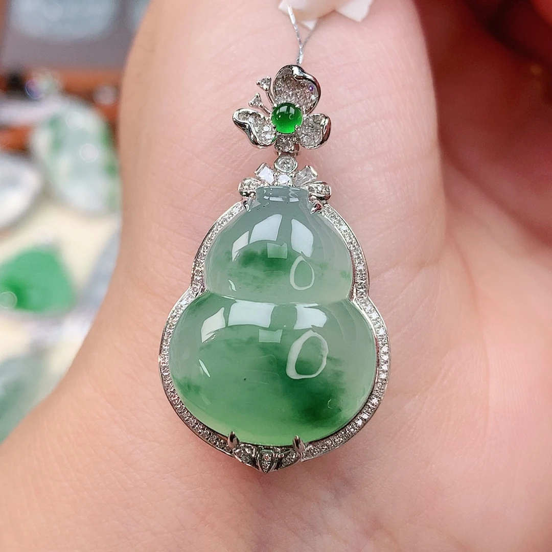 颈饰18K金镶嵌翡翠葫芦