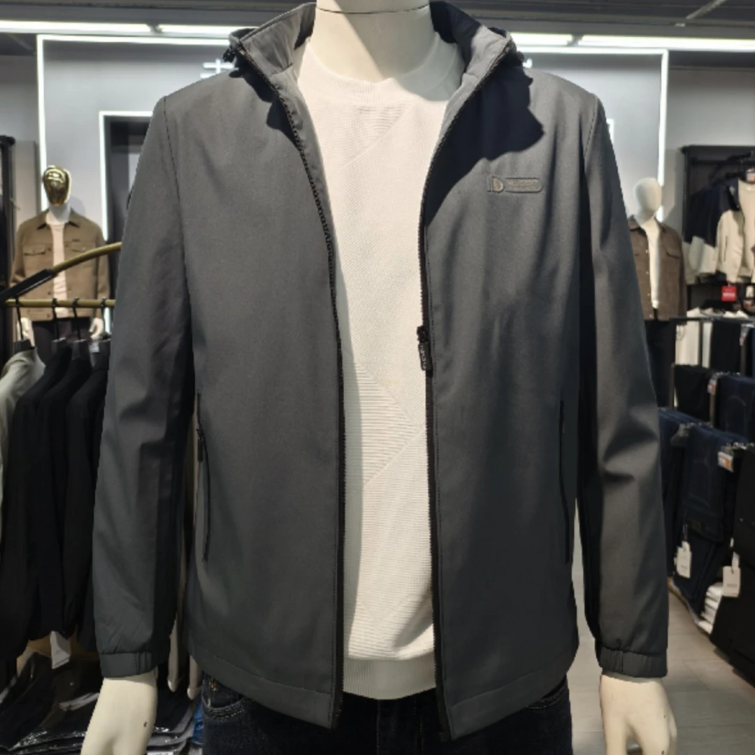 走在68303男士连帽夹克