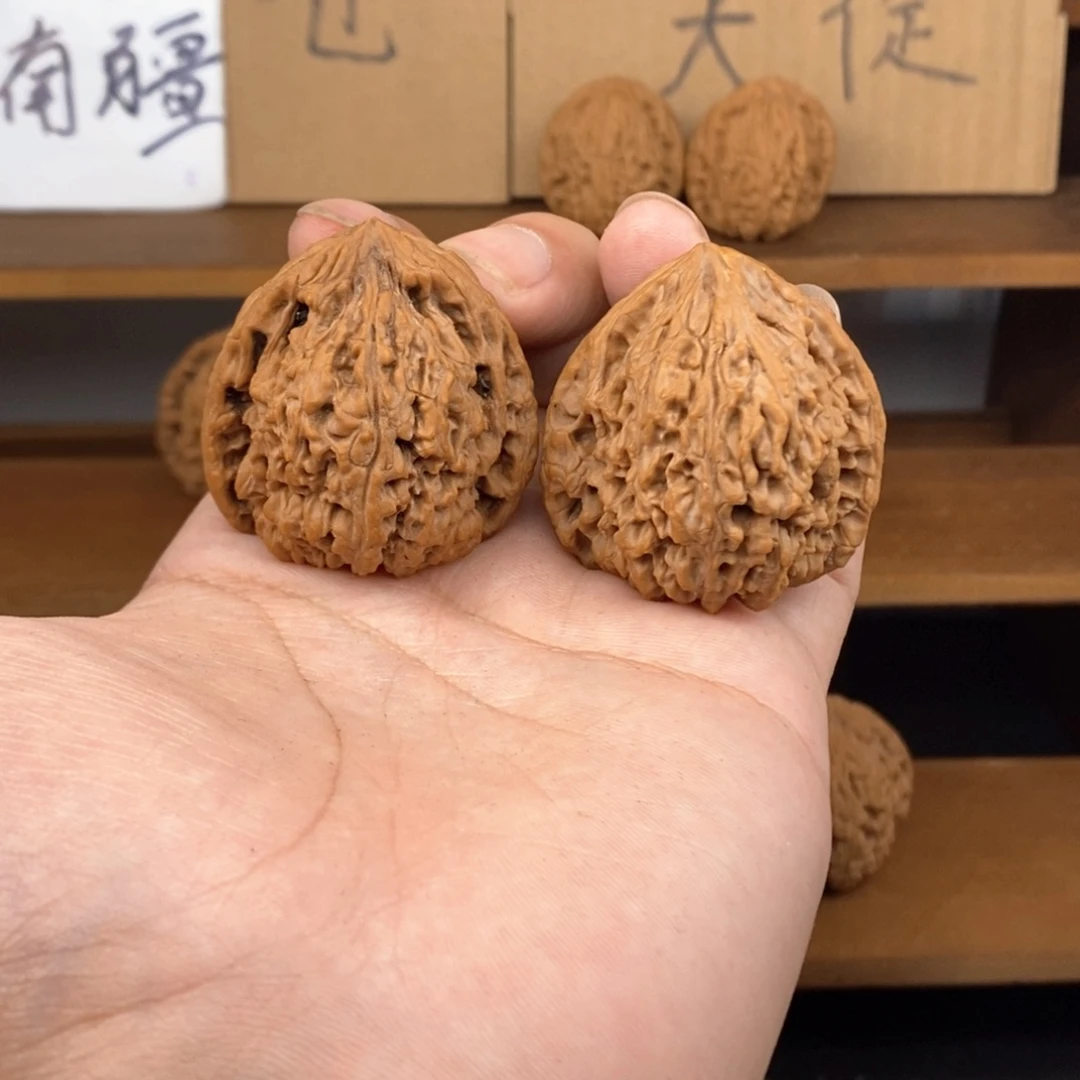 文玩核桃把件40南疆石（高尖三角