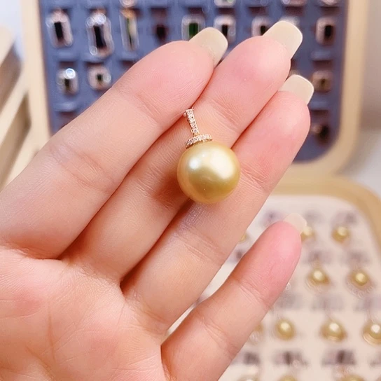 颈饰18K金镶嵌海水珍珠