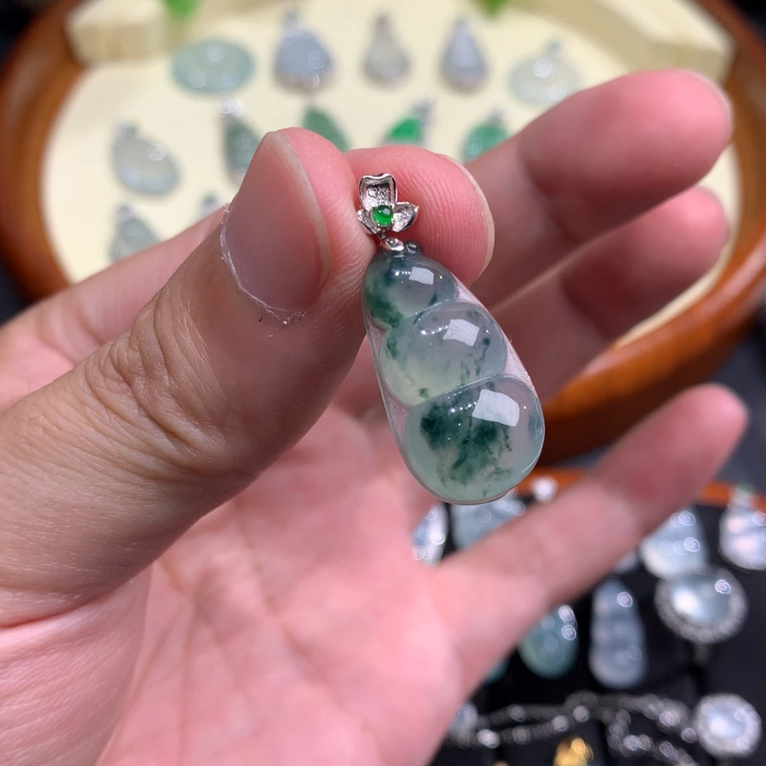 颈饰18K金镶嵌翡翠豆子