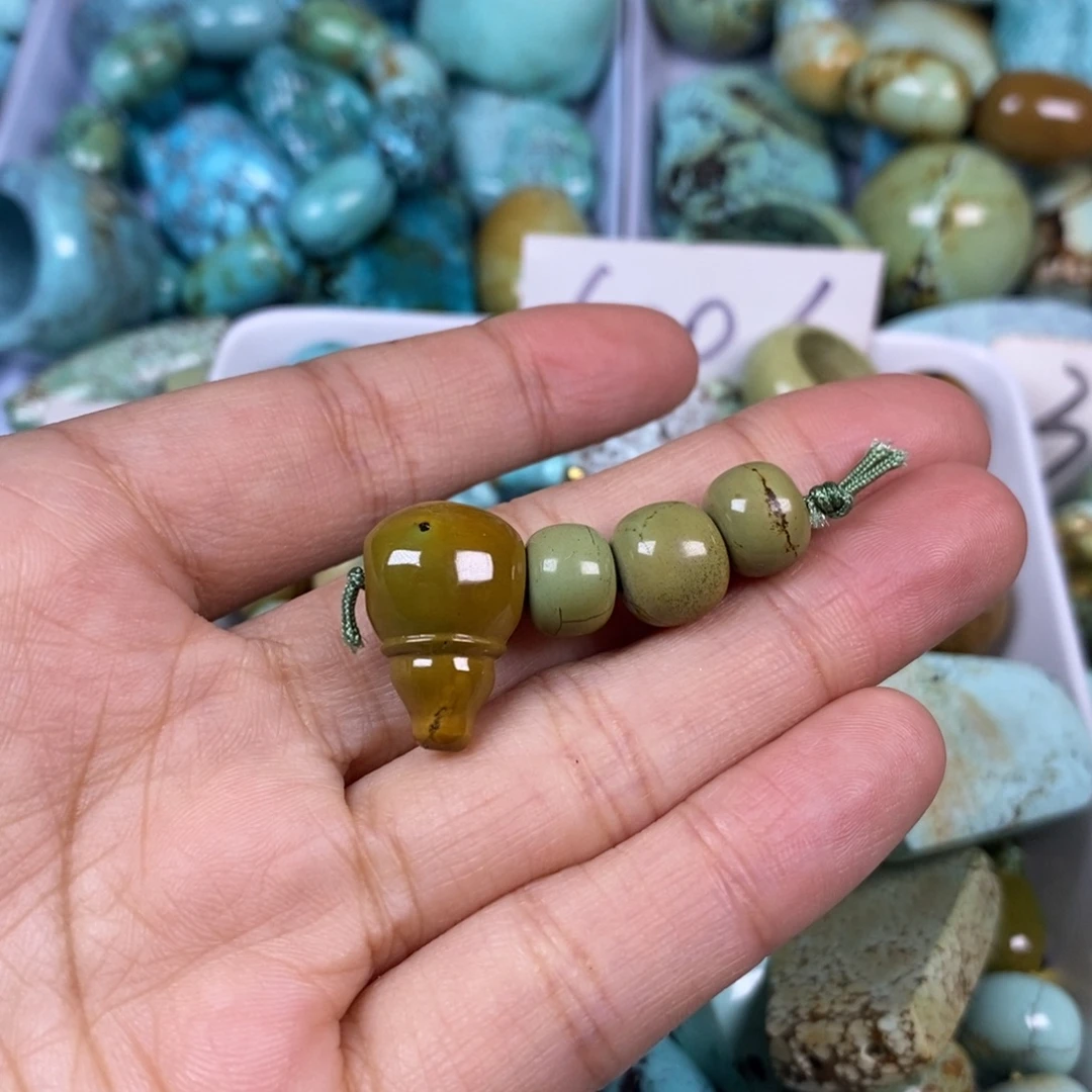 绿松石未镶嵌颈饰