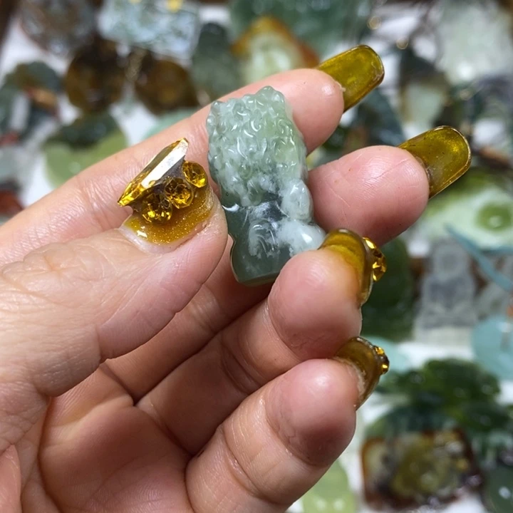 未镶嵌蛇纹石玉吊坠