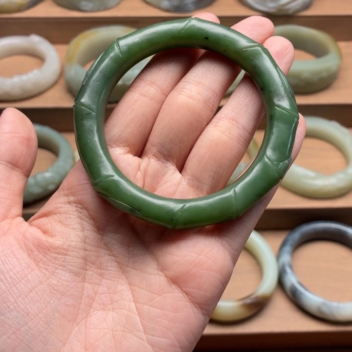 和田玉未镶嵌手镯