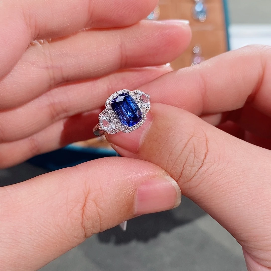 蓝宝石戒指18K金镶嵌皇家蓝2.71ct