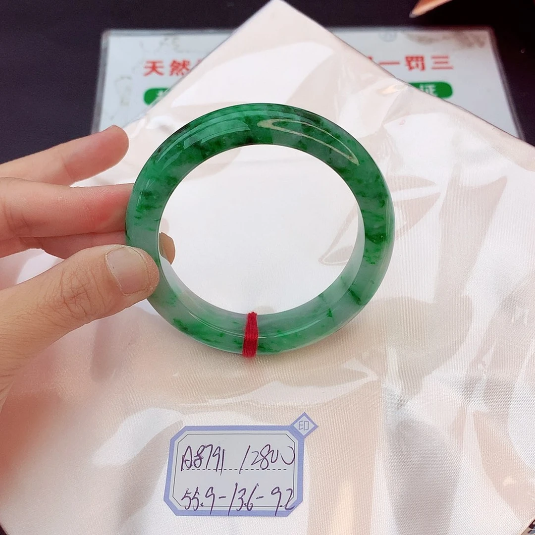 翡翠手镯未镶嵌翡翠